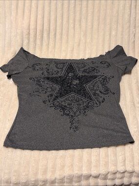🔴 SHEIN Gray Off-Shoulder Star Print Crop Top